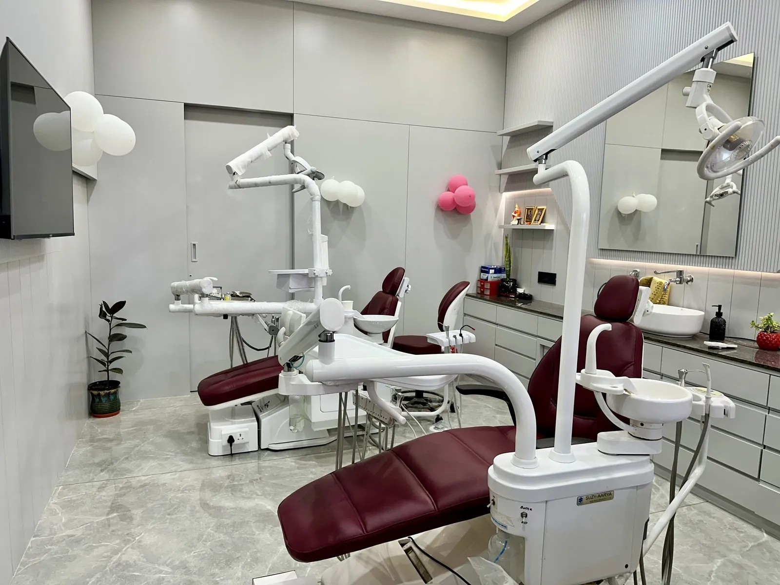 Treatment room with a dental chair at Anaya Dental Clinic